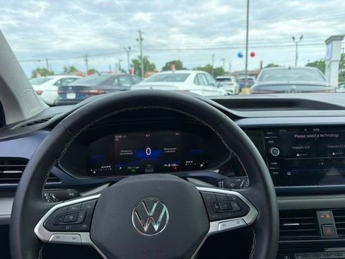 Used 2024 Volkswagen Taos SE w/ Panoramic Sunroof Package AWD/4WD image 16