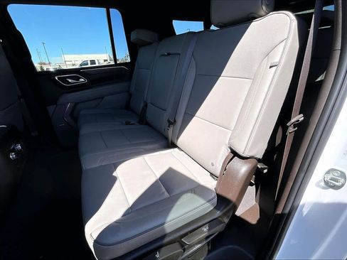 Used 2022 GMC Yukon XL SLT w/ SLT Premium Package image 21