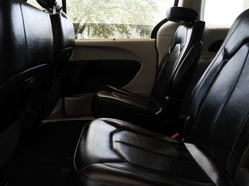 Used 2022 Chrysler Pacifica Touring-L FWD image 27