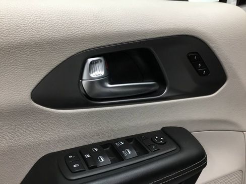 Used 2023 Chrysler Pacifica Touring-L image 7