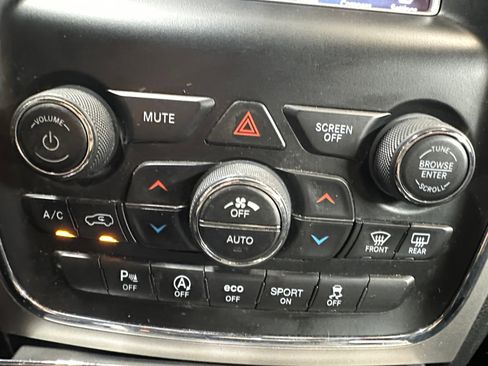 Used 2019 Jeep Grand Cherokee Laredo RWD image 17