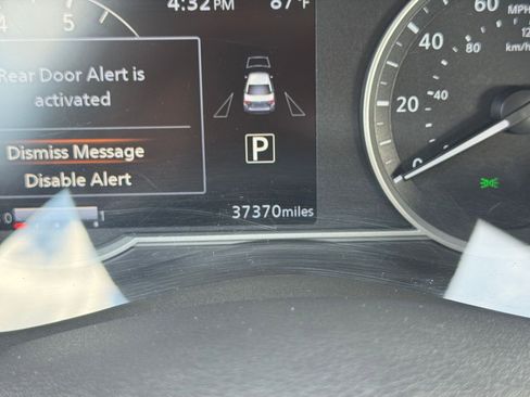 Used 2025 Nissan Versa SV image 38