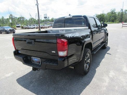 Used 2017 Toyota Tacoma TRD Sport w/ Tow Package (A/T) AWD/4WD image 5