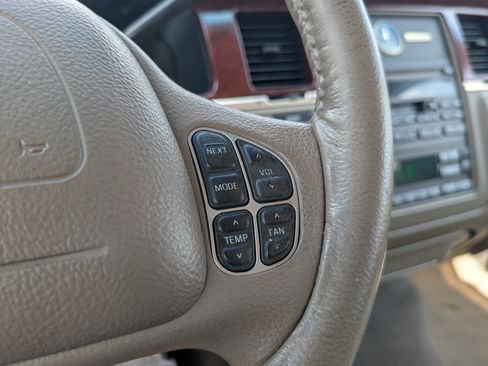 Used 2003 Lincoln Town Car Signature RWD image 21