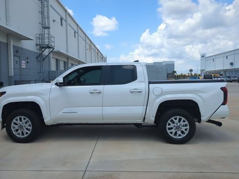 Certified 2024 Toyota Tacoma SR5 AWD/4WD image 8