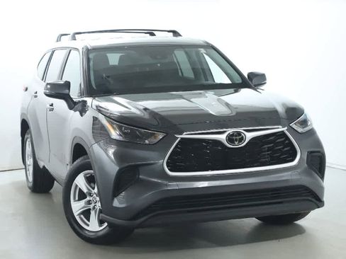 Used 2023 Toyota Highlander L FWD image 2