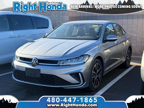 Used 2025 Volkswagen Jetta SE image 1