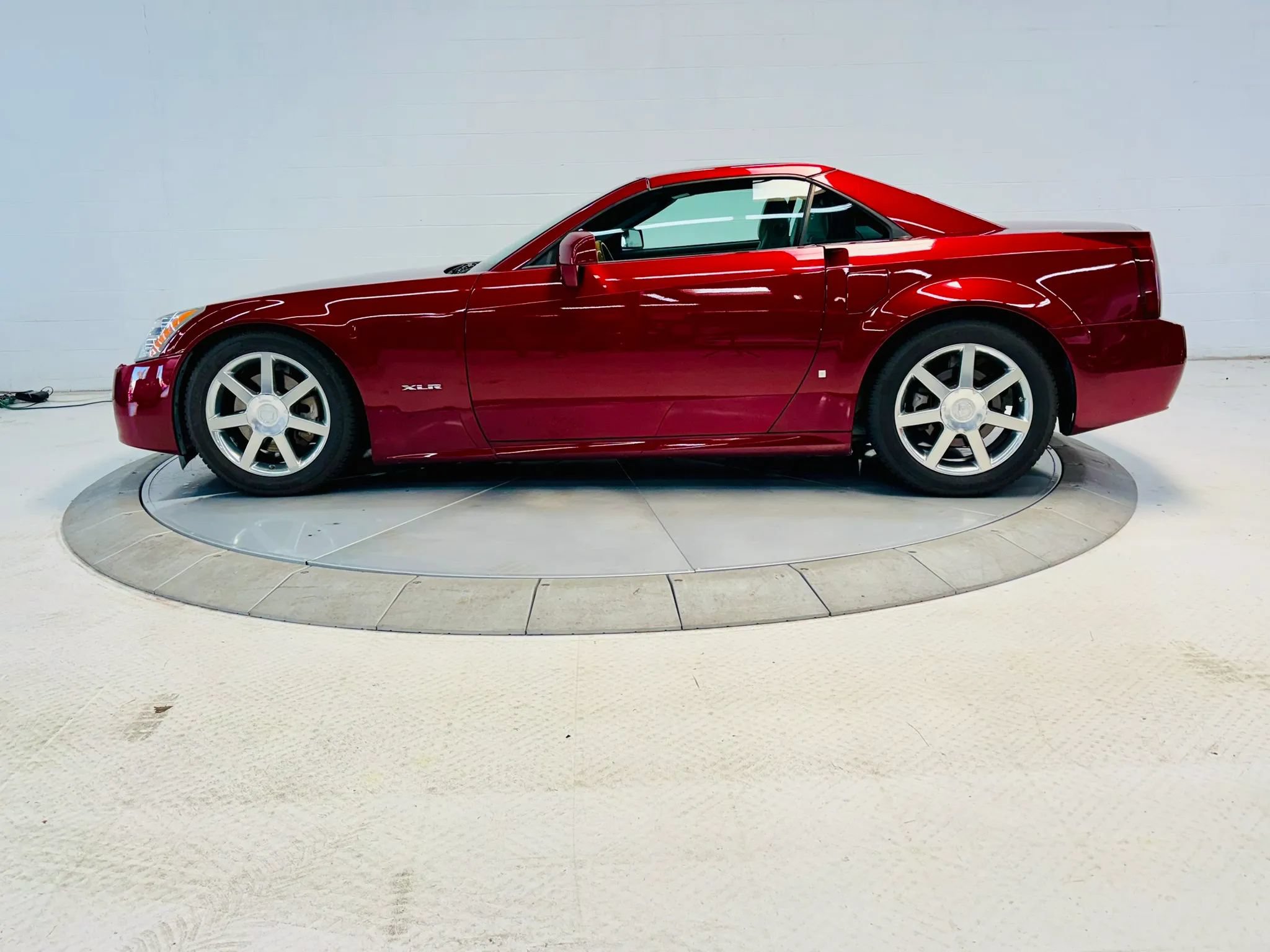 Used 2006 Cadillac XLR RWD image 2