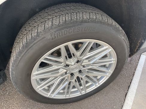 Used 2024 GMC Yukon XL Denali w/ Advanced Technology Package image 11