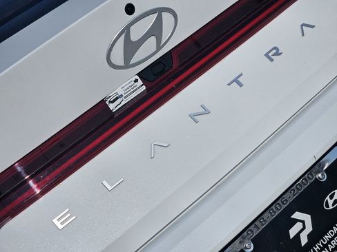 Used 2025 Hyundai Elantra Limited FWD image 7
