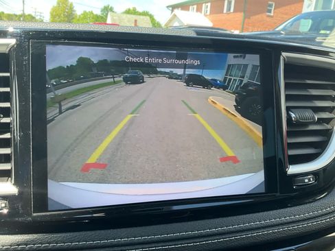 Used 2022 Chrysler Pacifica Touring-L FWD image 9