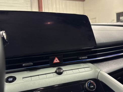 Used 2024 Hyundai Elantra Limited image 13