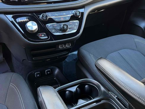 Used 2021 Chrysler Pacifica Touring w/ S Appearance Package image 31