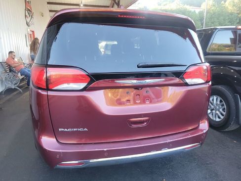 Used 2018 Chrysler Pacifica Touring-L image 3