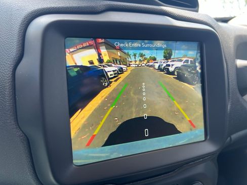 Used 2019 Jeep Renegade Latitude w/ UConnect 8.4 Nav Group FWD image 21