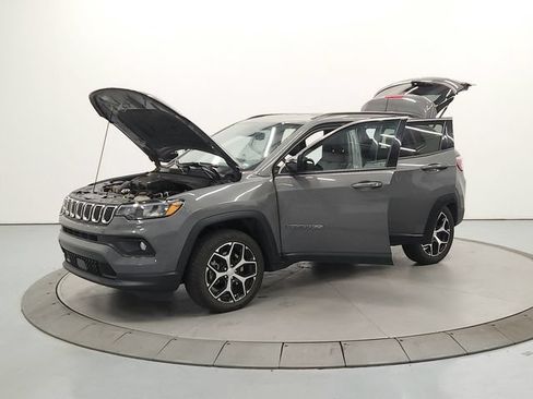 Used 2024 Jeep Compass Latitude AWD/4WD image 12