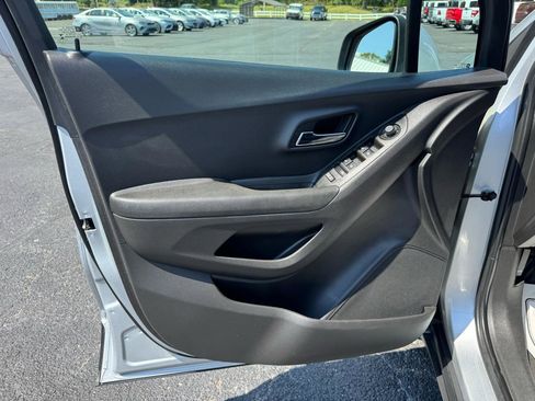 Used 2020 Chevrolet Trax LT w/ LT Convenience Package FWD image 12