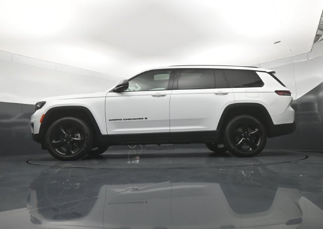 Used 2025 Jeep Grand Cherokee L Limited w/ Black Appearance Package AWD/4WD image 21