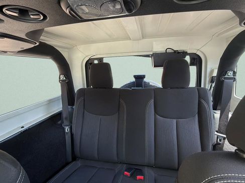 Used 2018 Jeep Wrangler Sahara w/ Connectivity Group AWD/4WD image 26