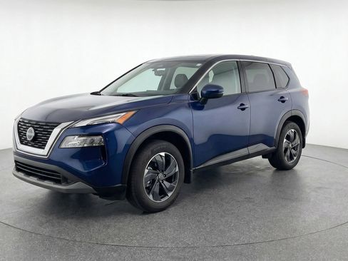 Used 2025 Nissan Rogue SV image 3