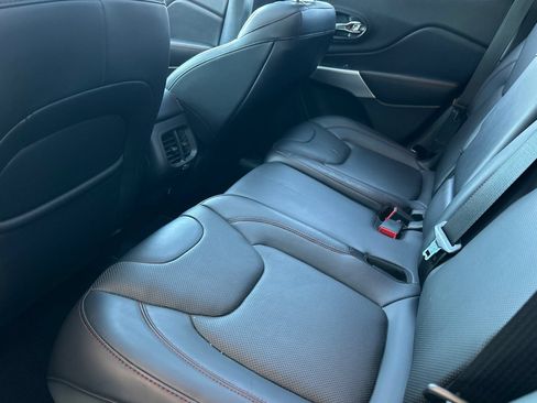Used 2017 Jeep Cherokee Trailhawk AWD/4WD image 12