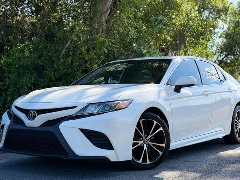 Used 2019 Toyota Camry SE FWD image 1