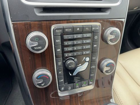 Used 2017 Volvo V60 T5 Premier w/ Convenience Package image 18