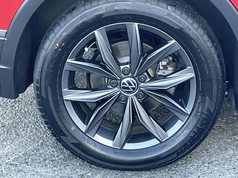 Used 2022 Volkswagen Tiguan SE image 13