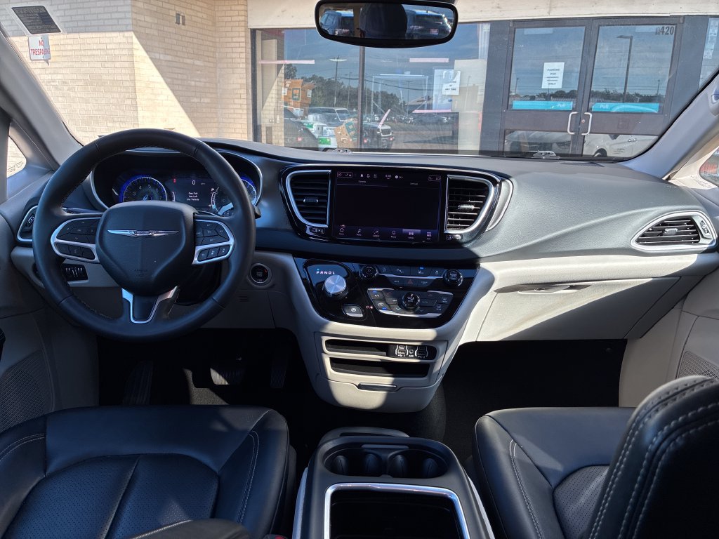 Used 2024 Chrysler Pacifica Touring-L FWD image 13