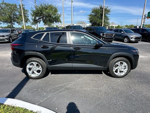 Used 2024 Chevrolet Trax LS w/ LS Convenience Package FWD image 4