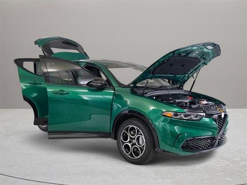 New 2025 Alfa Romeo Tonale w/ Premium Package image 9