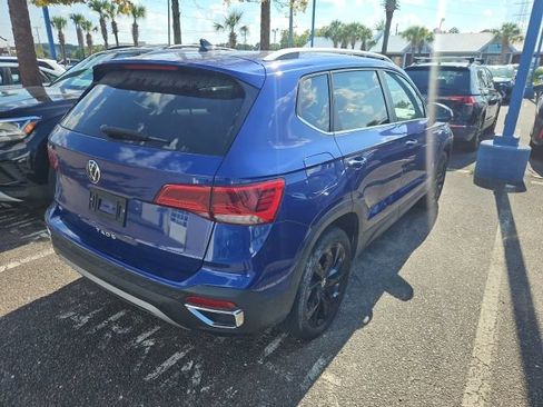 Used 2023 Volkswagen Taos SE w/ Panoramic Sunroof Package FWD image 7
