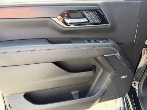 Used 2025 GMC Yukon XL Denali AWD/4WD image 13