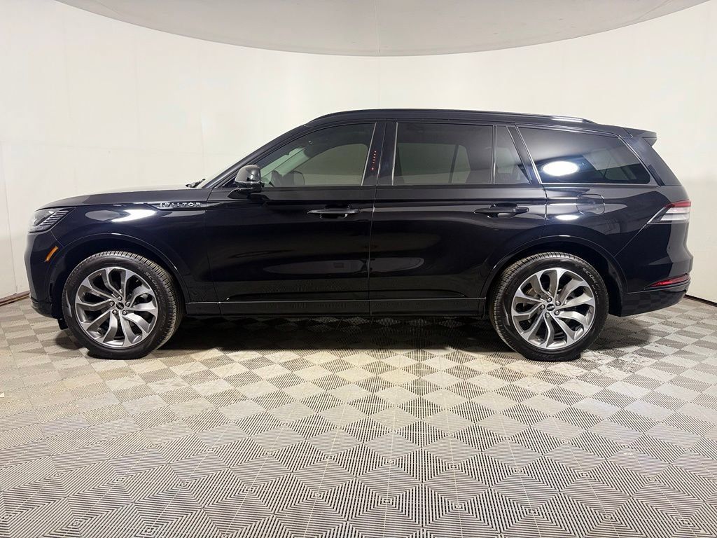 Used 2025 Lincoln Aviator AWD w/ Jet Appearance Package image 3