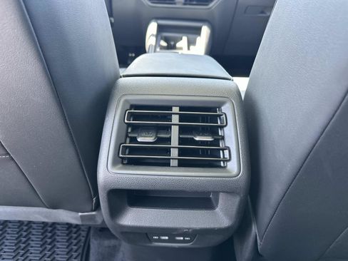 Used 2025 Volkswagen Tiguan SE w/ Panoramic Sunroof Package AWD/4WD image 14