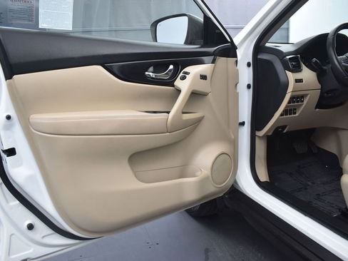 Used 2020 Nissan Rogue SL w/ Premium Package image 26