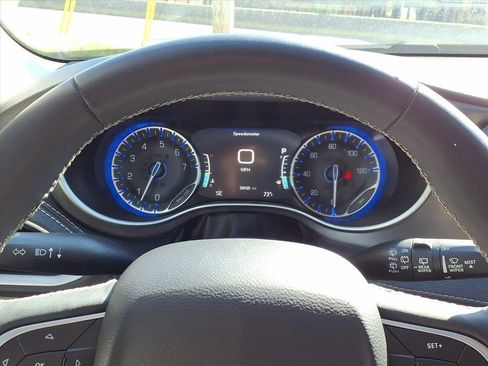 Used 2022 Chrysler Pacifica Touring-L image 11