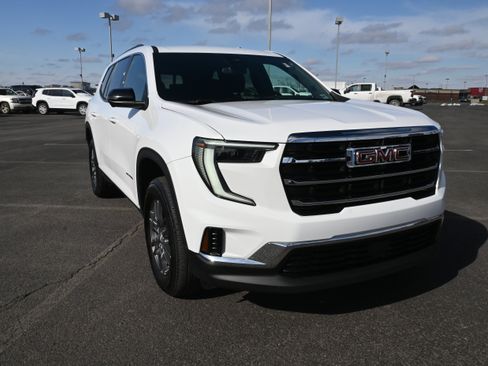 Used 2025 GMC Acadia Elevation image 2