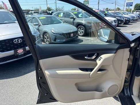 Used 2014 Nissan Rogue SV AWD/4WD image 15