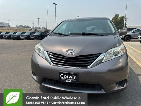 Used 2014 Toyota Sienna LE FWD image 2