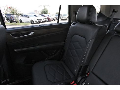 Used 2025 Volkswagen Atlas SE FWD image 11