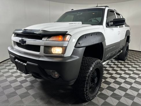 Used 2004 Chevrolet Avalanche 2500 w/ Preferred Equipment Group AWD/4WD image 1