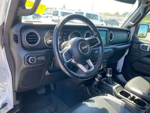 Used 2018 Jeep Wrangler Unlimited Sahara AWD/4WD image 11