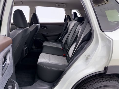 Used 2023 Nissan Rogue SV FWD image 25