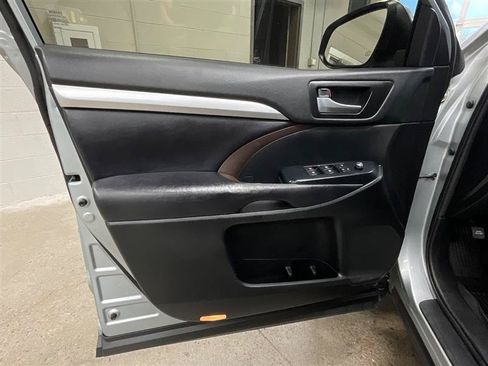 Used 2019 Toyota Highlander XLE AWD/4WD image 10