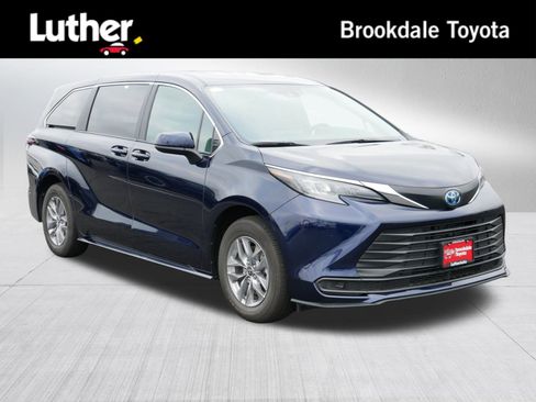 Used 2025 Toyota Sienna LE image 1