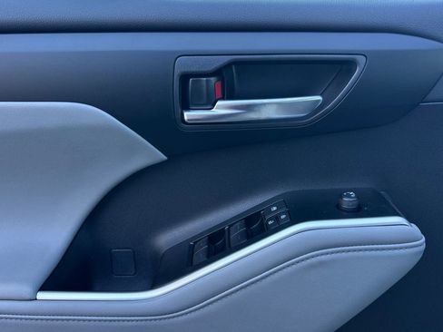 New 2026 Toyota Highlander XLE image 10