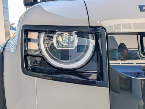 New 2026 Land Rover Defender 110 X-Dynamic SE image 10