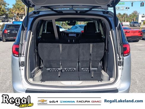 Used 2022 Chrysler Pacifica Limited image 8