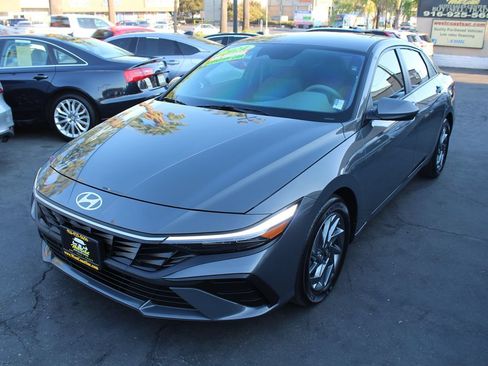 Used 2024 Hyundai Elantra SEL FWD image 4